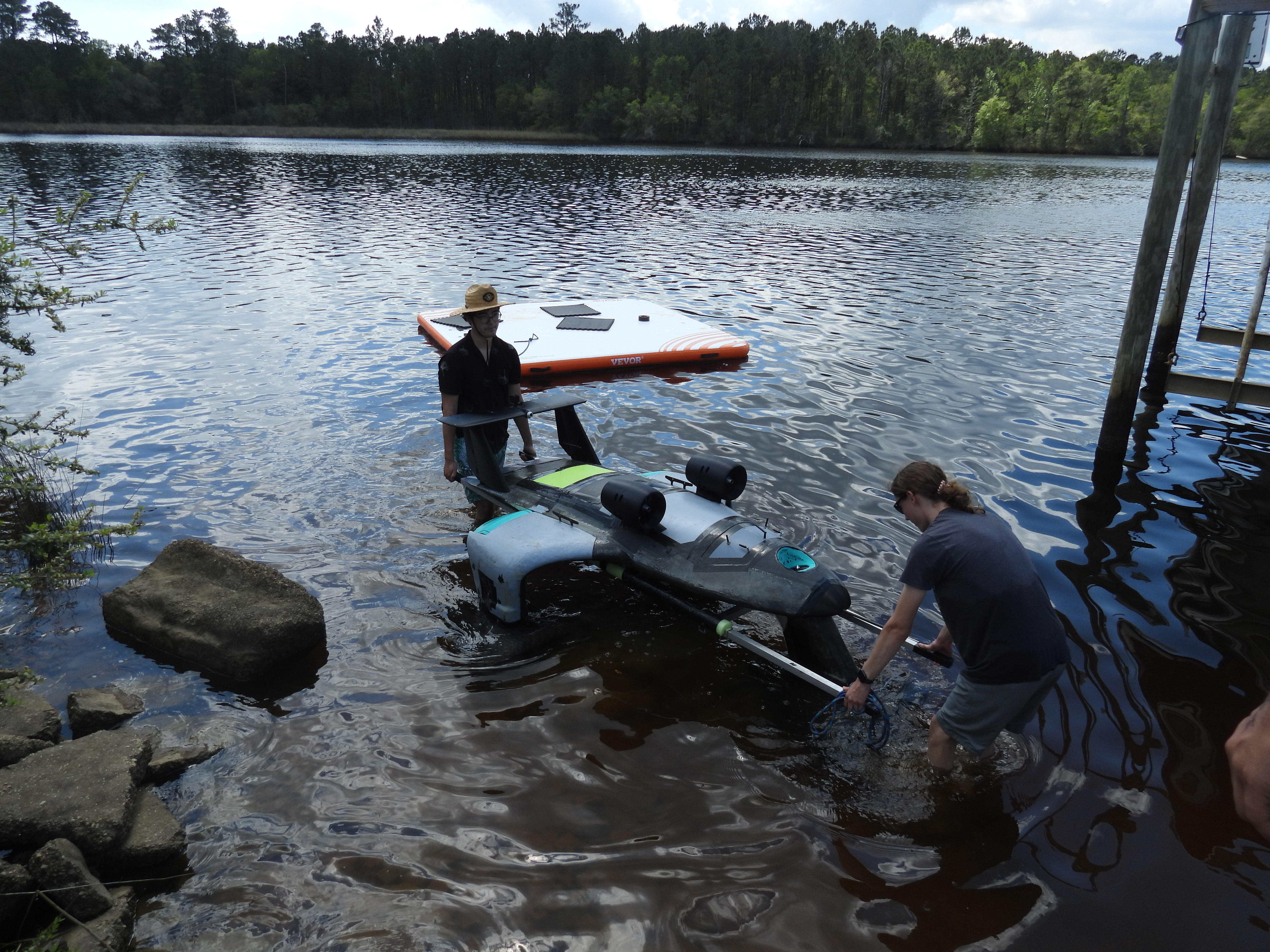 Two-person HALIA handling on shore
